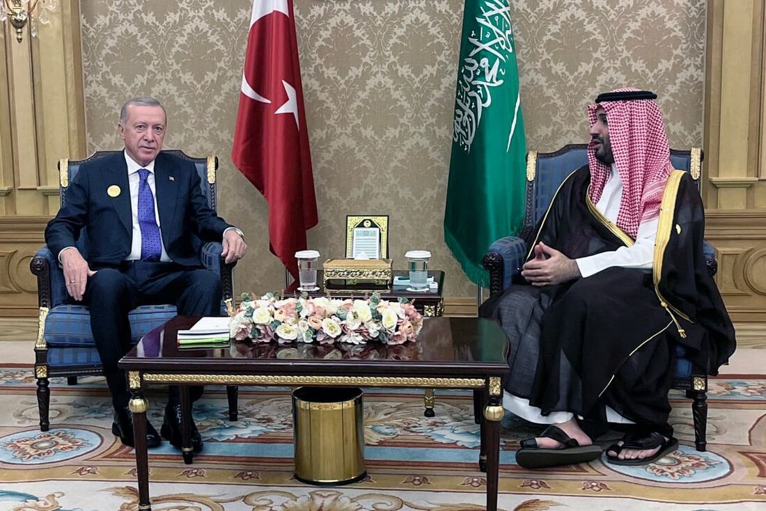 O presidente da Turquia, Recep Tayyip Erdogan (E), reunido com o príncipe herdeiro da Arábia Saudita, Mohamed bin Salman