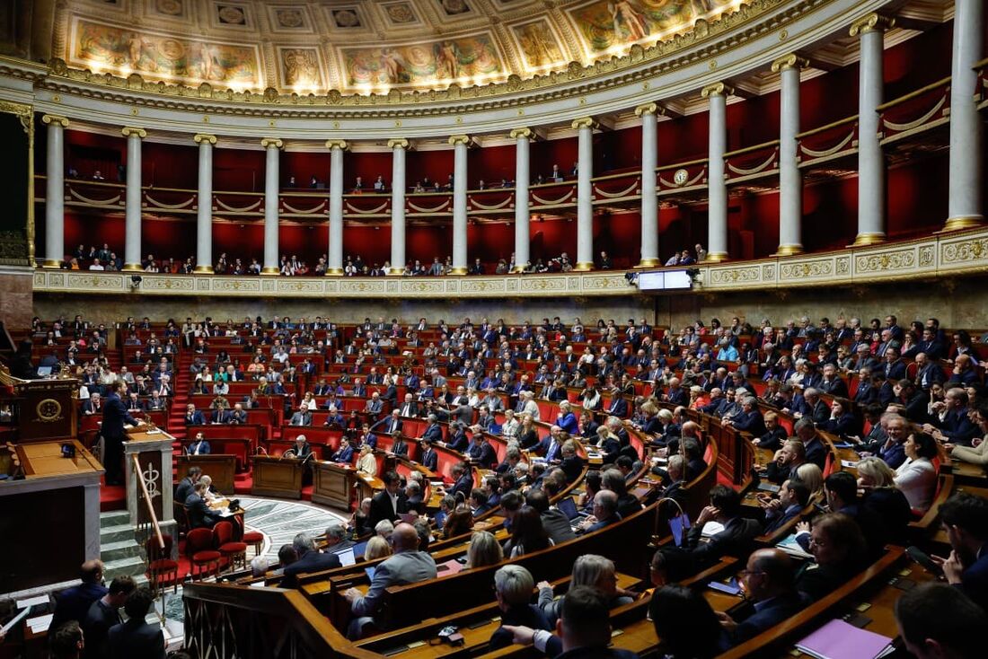 O deputado do Ensemble Pour la Republique, David Amiel (E), fala durante uma explicação do voto como parte da sessão de votação da primeira parte do projeto de lei de finanças para 2025 na Assembleia Nacional, a câmara baixa do Parlamento francês