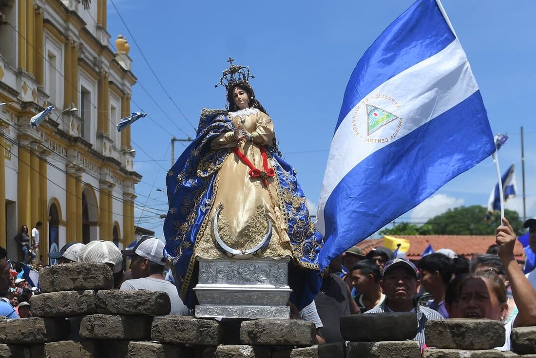  Pessoas comemoram atrás de uma barricada após a chegada de bispos da Conferência Episcopal e membros da Aliança Cívica em Masaya, Nicarágua, em 21 de junho de 2018