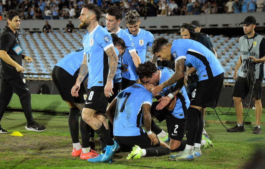 O atacante uruguaio #07 Rodrigo Aguirre comemora com seus companheiros de equipe após marcar o segundo gol de sua equipe durante a partida de futebol pelas eliminatórias da Copa do Mundo da FIFA 2026