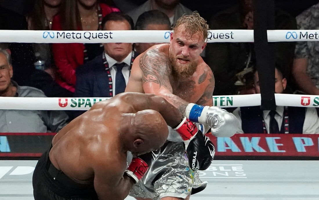 O boxeador profissional aposentado dos EUA Mike Tyson (E) e o YouTuber/boxeador dos EUA Jake Paul (D) lutam durante a luta de boxe dos pesos pesados no The Pavilion no AT&T Stadium em Arlington