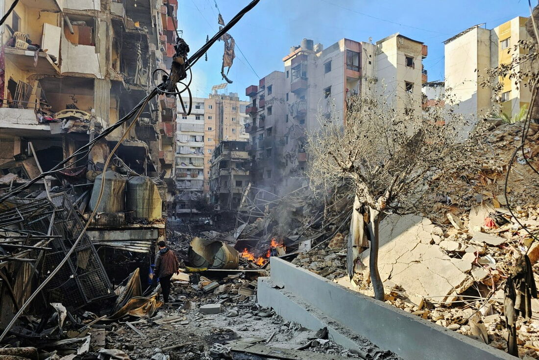 Um homem caminha em meio à destruição após um ataque aéreo israelense que teve como alvo o bairro de Rweiss, nos subúrbios ao sul de Beirute