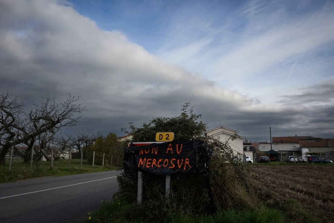 Placa de trânsito coberta com filme plástico agrícola por fazendeiros e dizendo "Não ao Mercosul" em Bellevue, Saint-Maurice-sur-Dargoire, em 18 de novembro de 2024, enquanto protestos nacionais contra o acordo UE-Mercosul estão ocorrendo