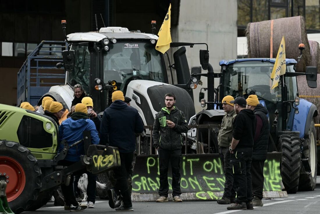 Agricultores franceses do sindicato CR (coordination rurale) aguardam o fim de uma reunião entre seus representantes e o prefeito do lado de fora da prefeitura durante um comício como parte de um protesto nacional contra o acordo UE-Mercosul 