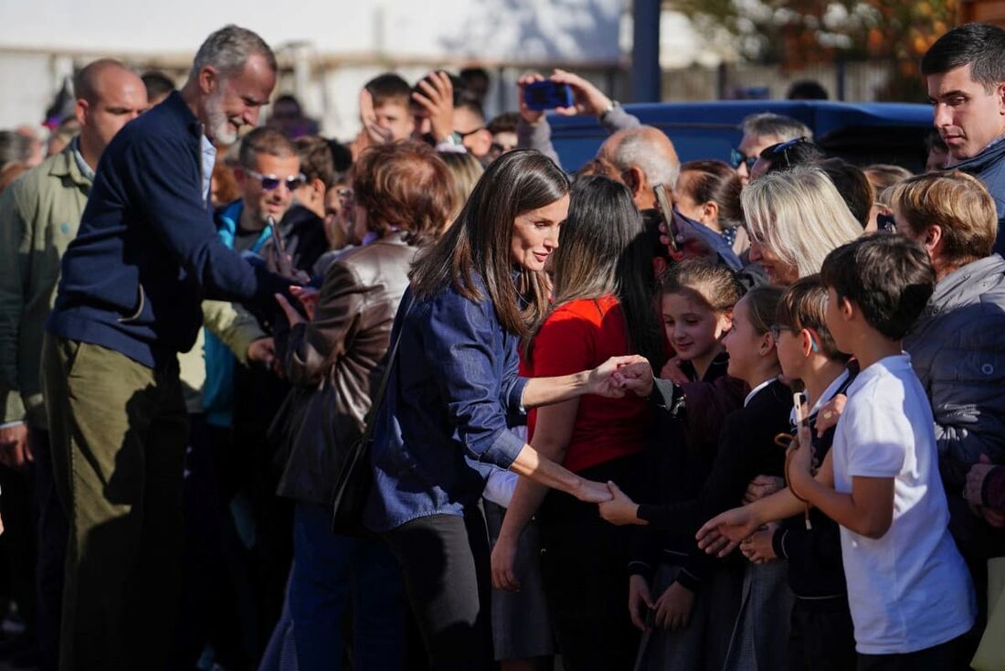 O rei Felipe VI da Espanha e a rainha Letizia cumprimentam os moradores enquanto visitam a cidade de Utiel, danificada pela enchente, na região de Valência