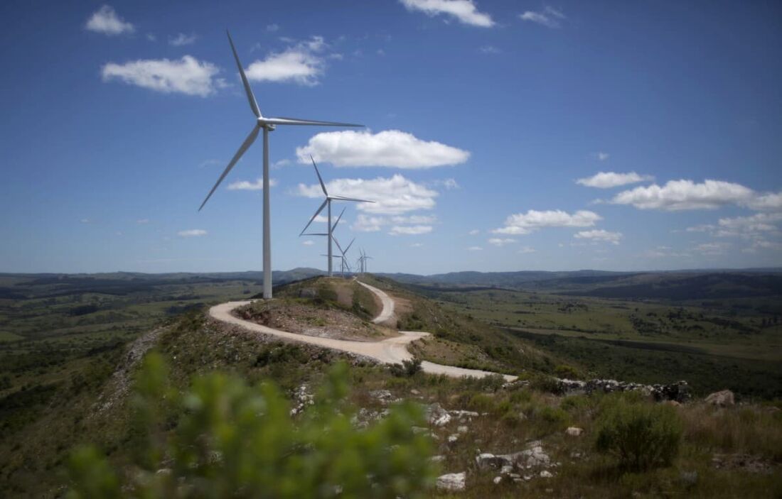 O Uruguai, com 3,4 milhões de habitantes, é referência mundial em energia limpa: quase toda sua energia vem de fontes renováveis.