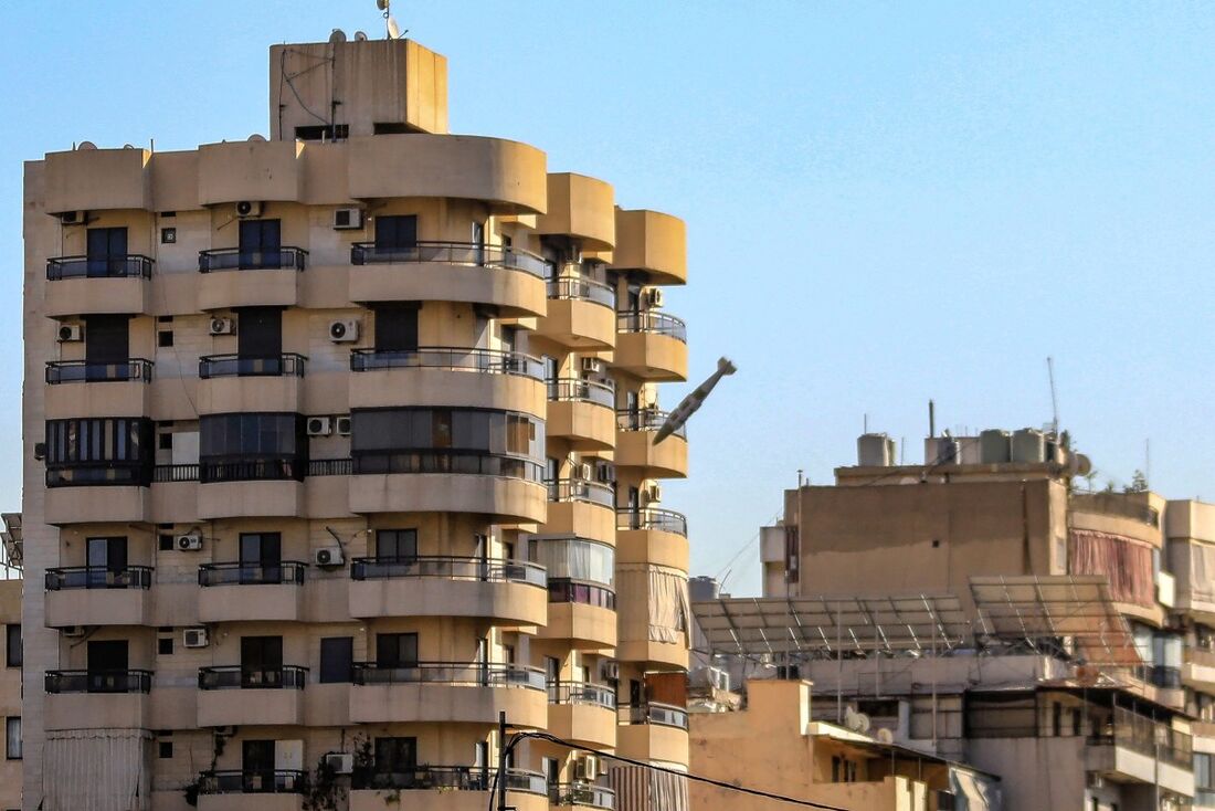 Esta imagem mostra um míssil israelense (C) prestes a atingir um prédio no bairro de Shayah, no sul de Beirute, em 22 de novembro de 2024, em meio à guerra em andamento entre Israel e o Hezbollah