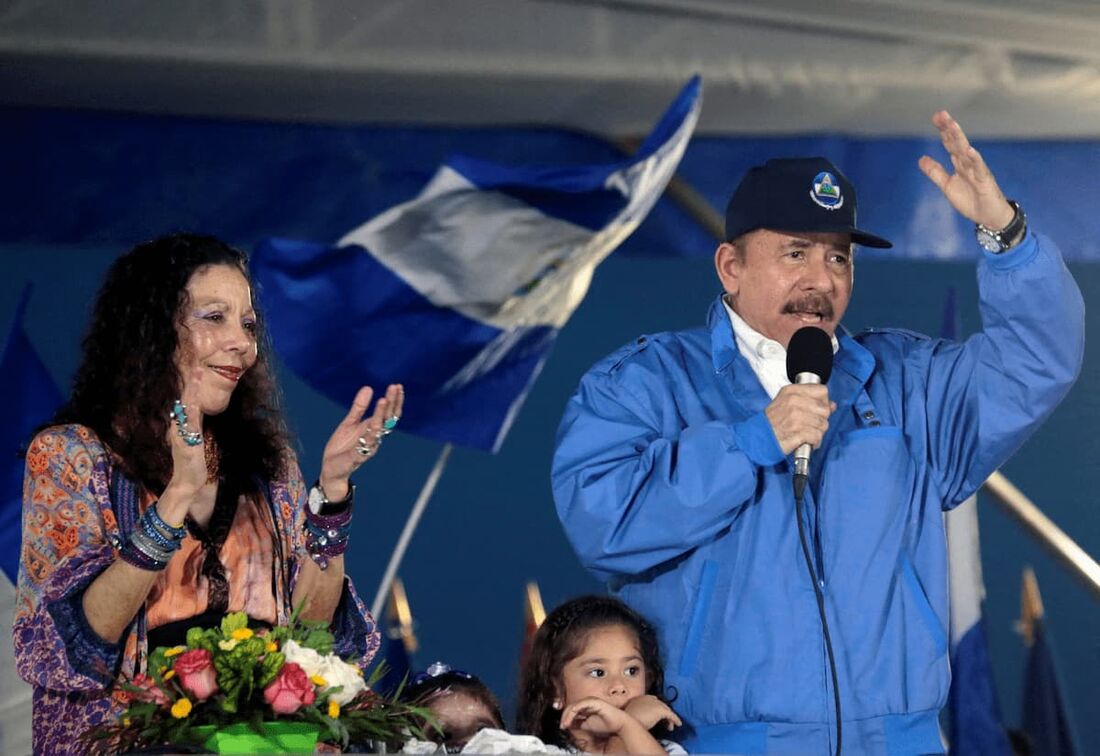 O presidente nicaraguense Daniel Ortega (D), ao lado de sua esposa e vice-presidente Rosario Murillo