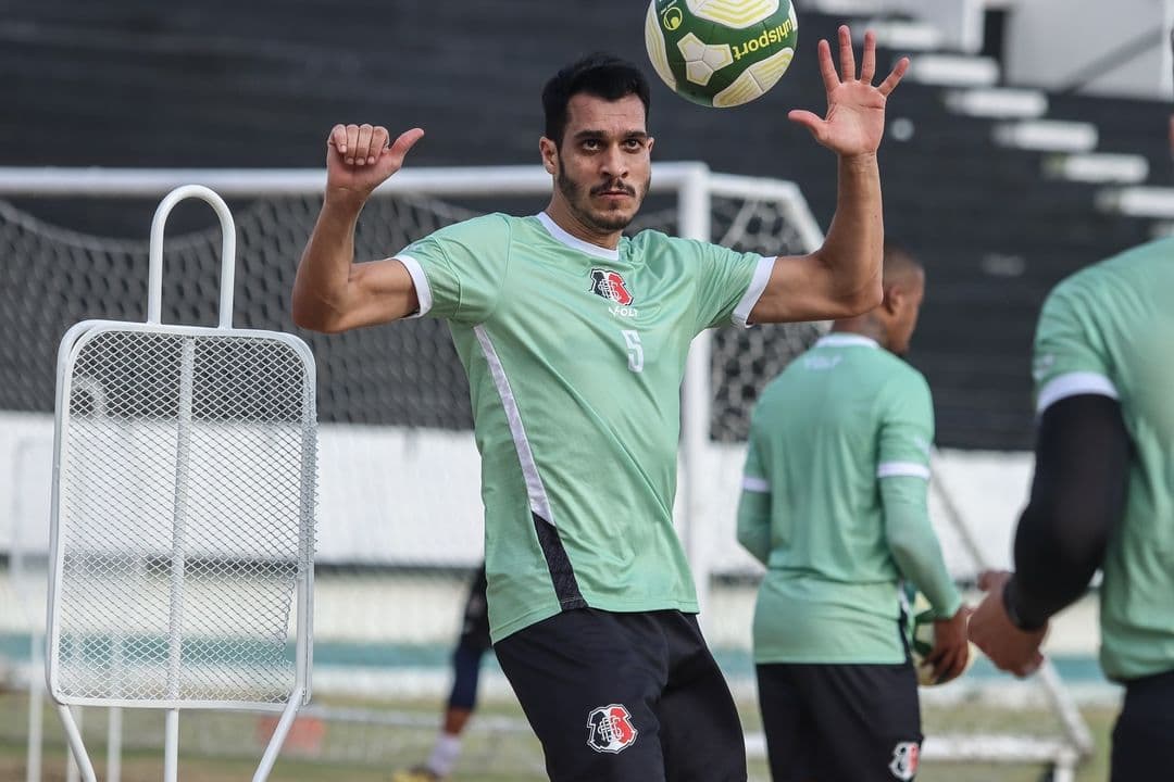 Lucas Siqueira, volante do Santa Cruz 