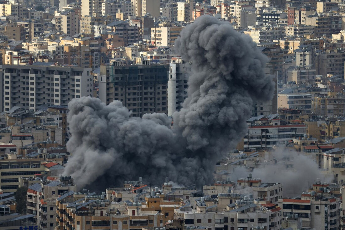 Fumaça sobe do local dos ataques aéreos israelenses que atingiram os subúrbios ao sul de Beirute 