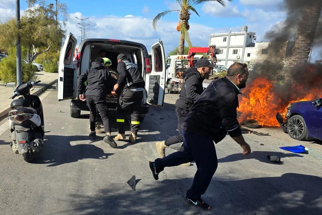 Equipes de emergência chegam ao local de um ataque israelense na cidade de Tiro, no sul do Líbano