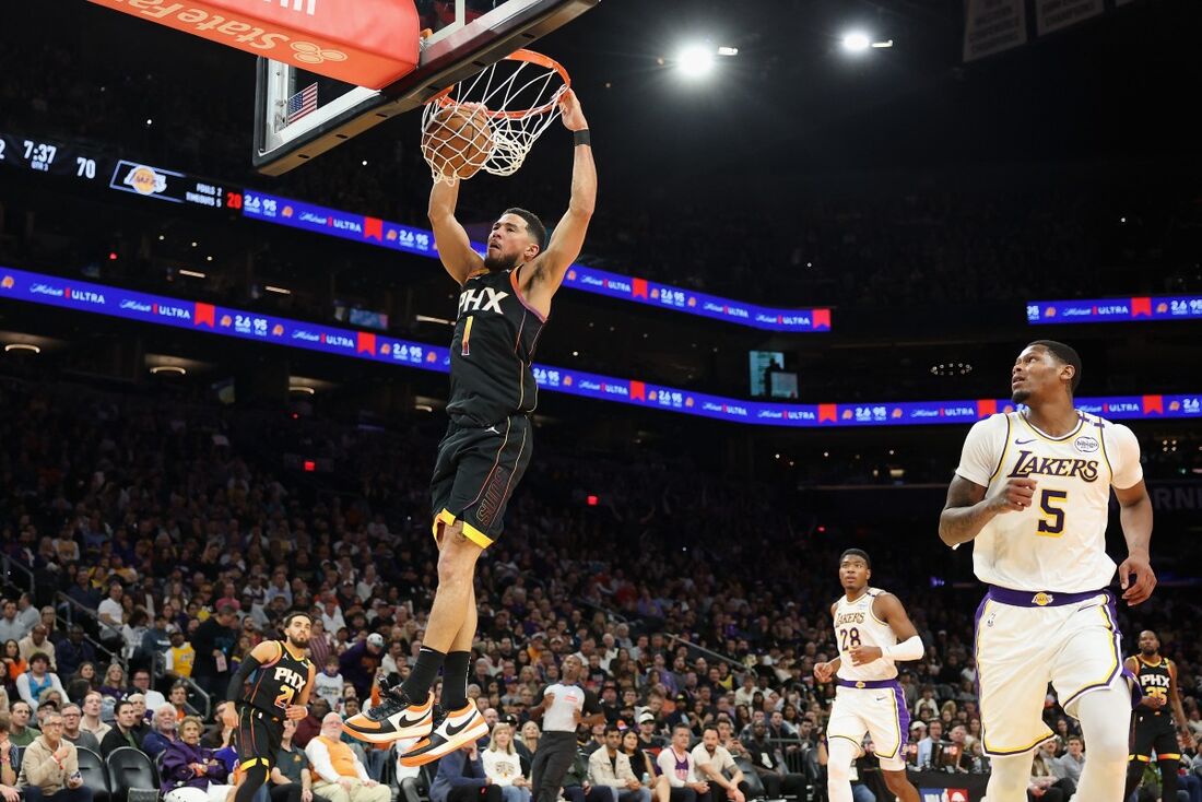 Devin Booker marca ponto para o Phoenix Suns