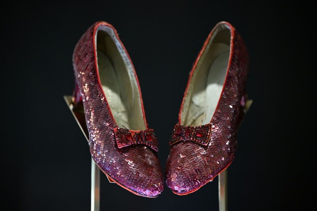 Os sapatos de rubi usados pela atriz e cantora norte-americana Judy Garland no filme O Mágico de Oz de 1939 são exibidos em Londres em 27 de novembro de 2024.