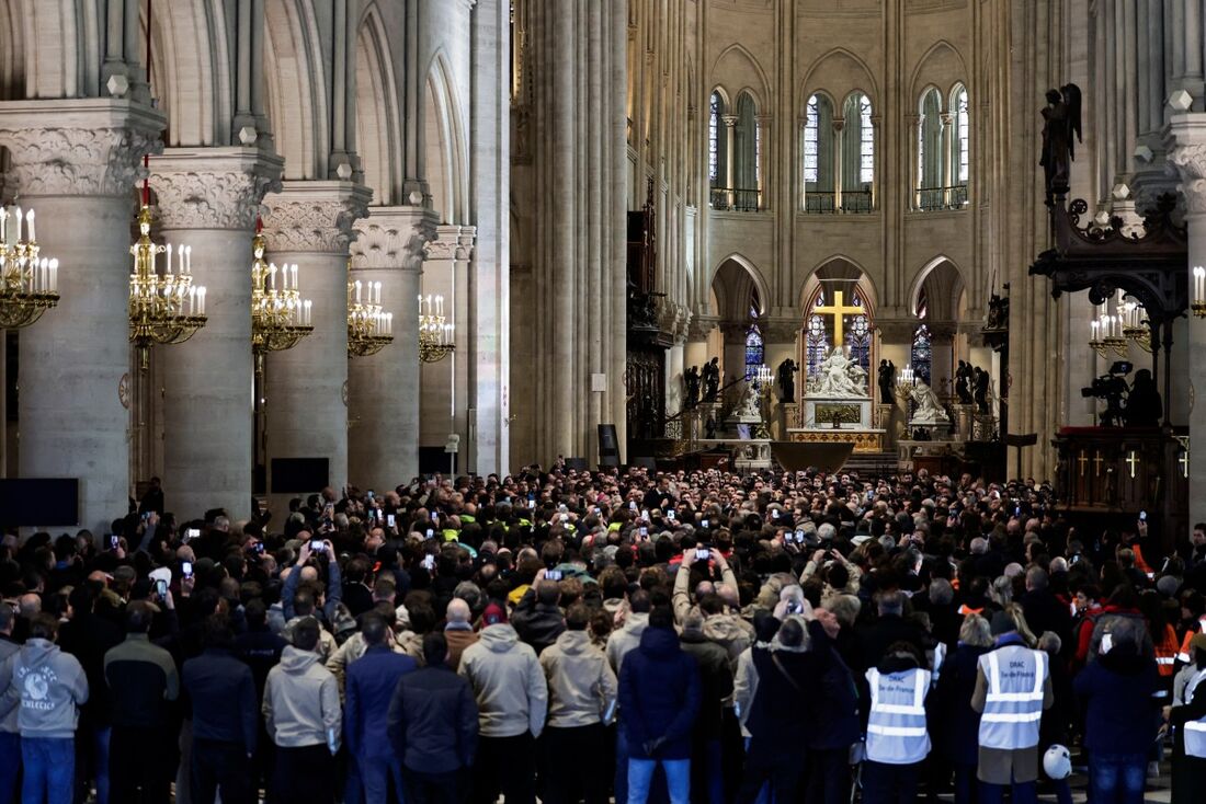 O presidente francês Emmanuel Macron faz um discurso durante uma visita à catedral de Notre-Dame de Paris em Paris