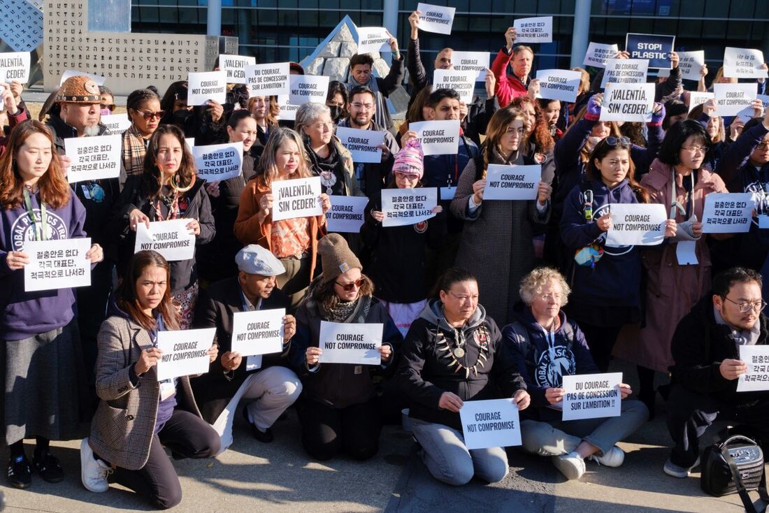 Ativistas ambientais manifestam-se em frente ao centro de convenções Bexco, em Busan