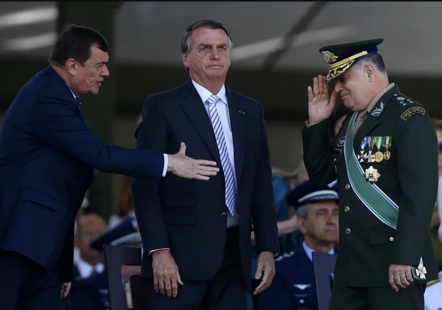 Jair Bolsonaro entre os generais Paulo Sérgio Nogueira e Marco Antônio Freire Gomes: militares foram citados pelo hacker Walter Delgatti à CPI 