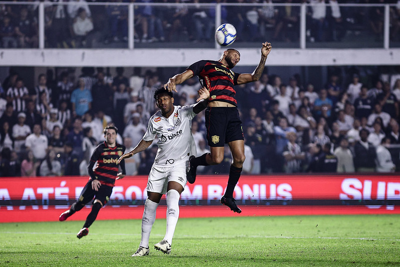 Zagueiro Gil em ação contra o Sport, no primeiro turno da Série B