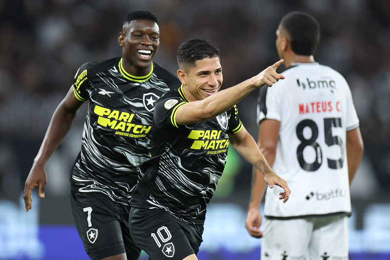 Botafogo vence Vasco e aumenta possibilidade de título no Brasileirão