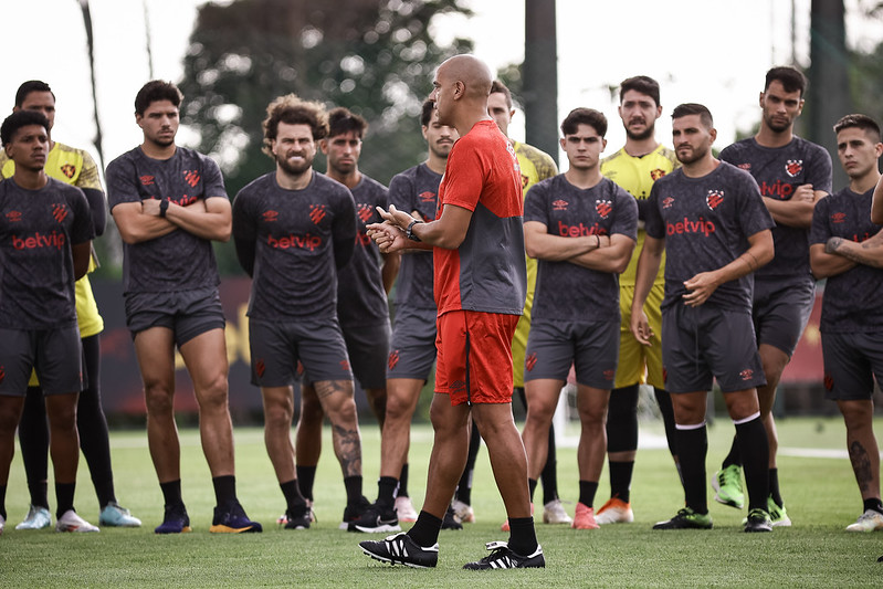 Pepa conversa com jogadores do Sport antes de treino no CT rubro-negro