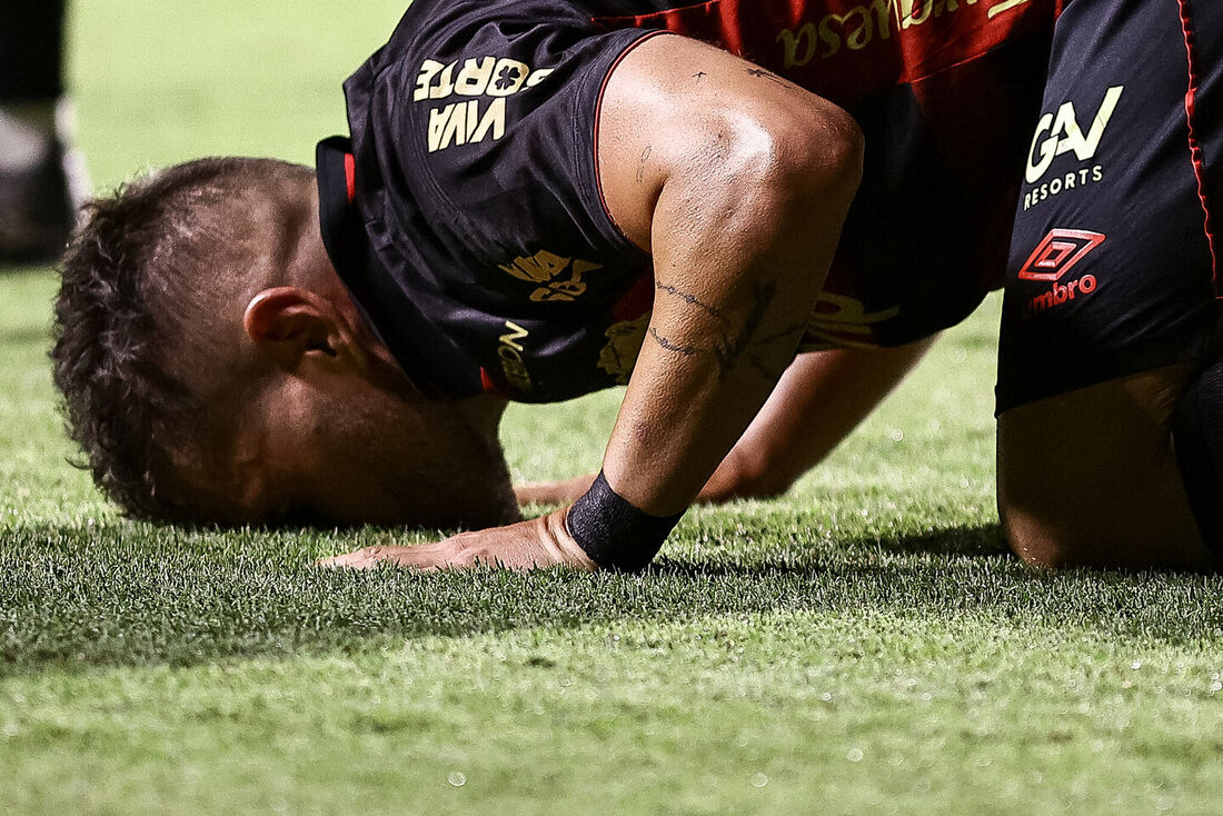 A fé de Júlian Fernández após gol marcado contra a Chapecoense na Série B