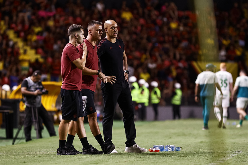 Pepa conversa com auxiliares durante empate com Chapecoense