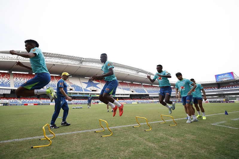 Jogadores da Seleção durante treino no Mangueirão, em Belém