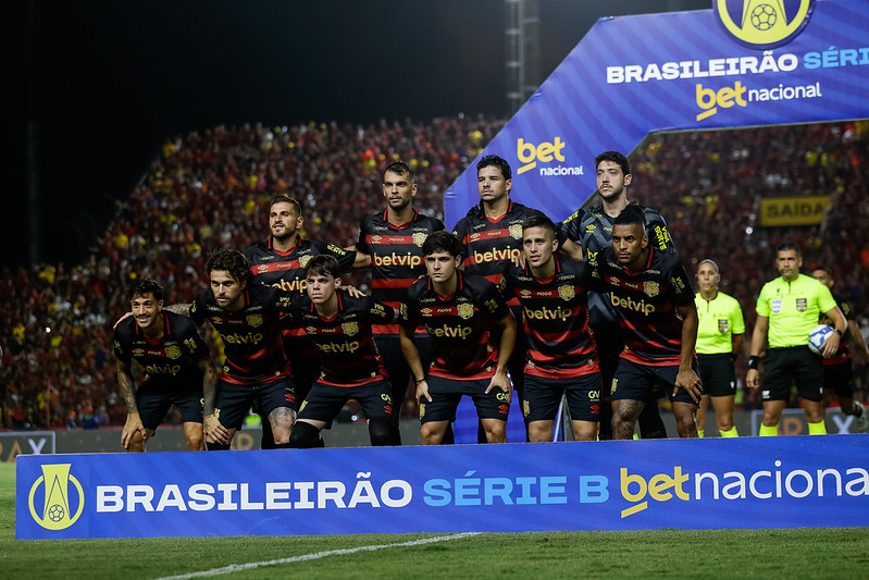 Jogadores do Sport durante partida com o Santos