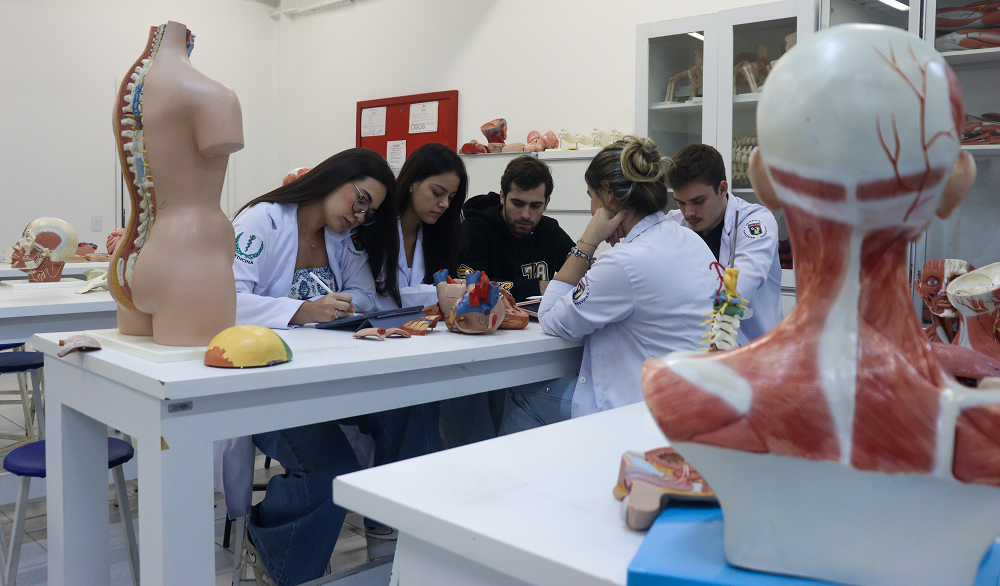 Aula prática em curso de saúde na UNINASSAU