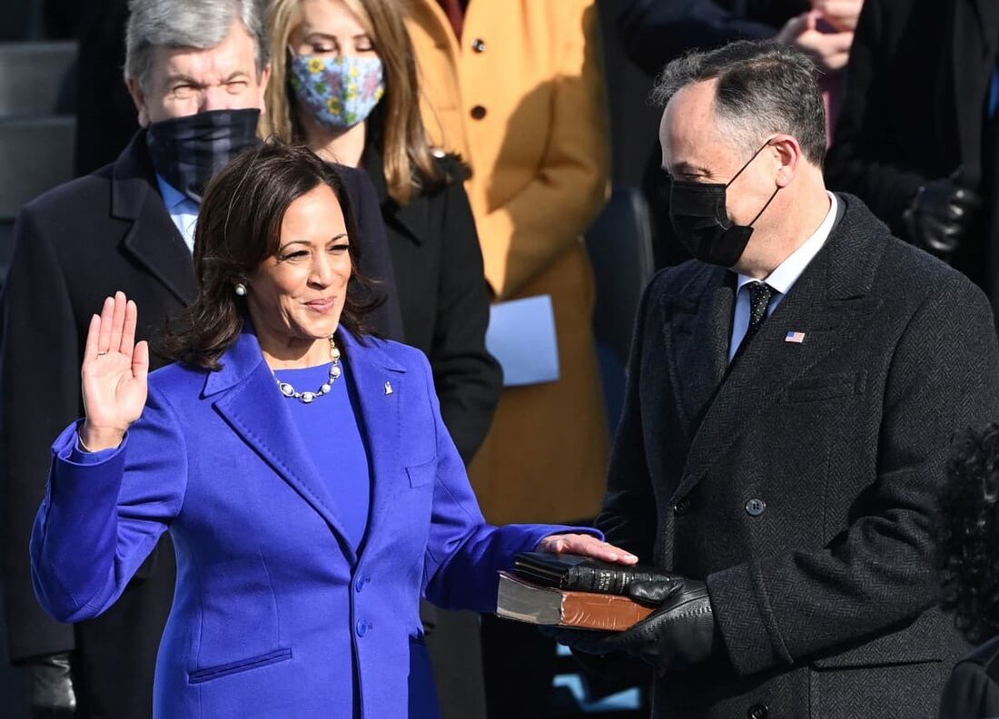  Kamala Harris, ladeada por seu marido Doug Emhoff