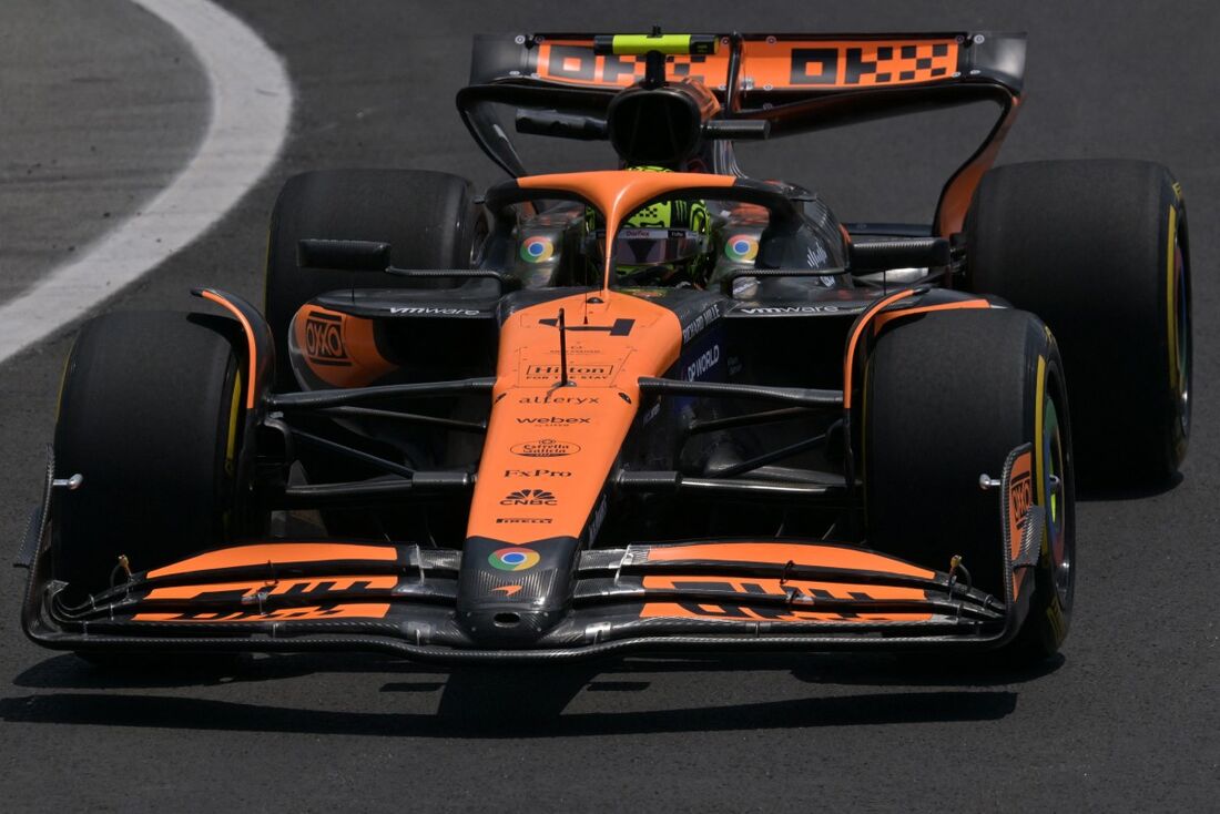 O piloto britânico Lando Norris, da McLaren, corre durante a sessão de treinos para o Grande Prêmio de Fórmula 1 de São Paulo