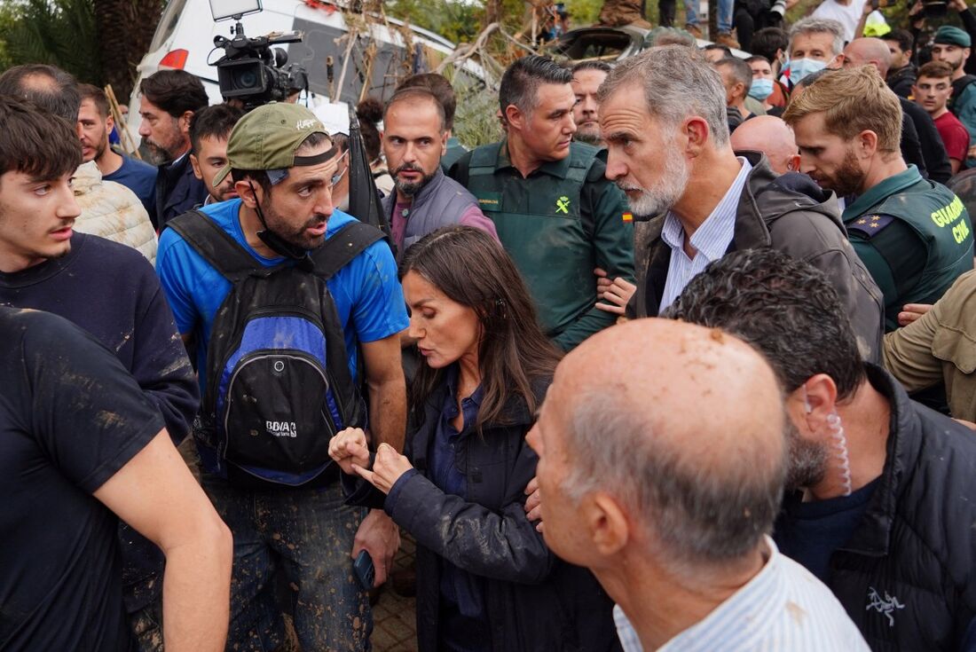 A Rainha Letizia (C) e o Rei Felipe VI da Espanha reagem enquanto residentes furiosos os incomodam durante sua visita a Paiporta, área atingida por enchentes na Espanha