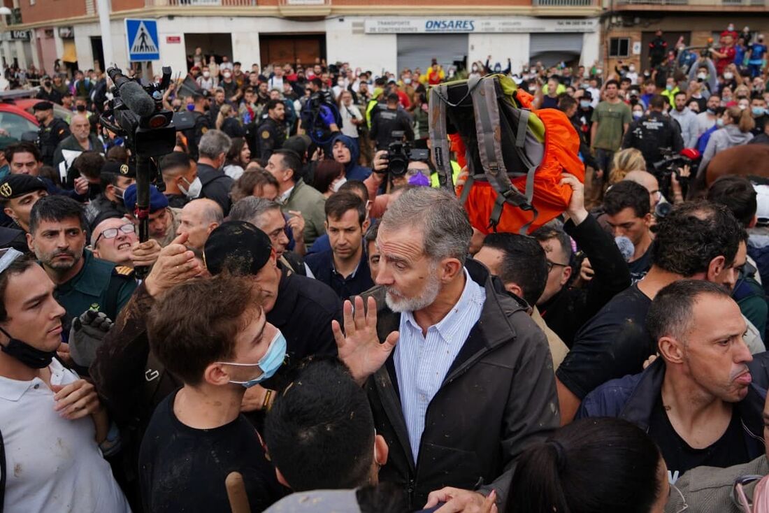 O rei Felipe VI da Espanha (C) fala com um morador da cidade enquanto moradores furiosos vaiavam sua visita a Paiporta, na região de Valência