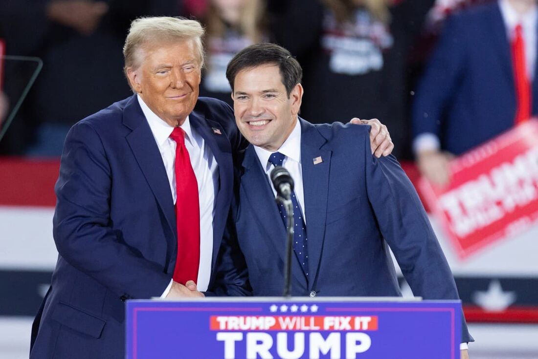  Donald Trump cumprimenta o senador Marco Rubio