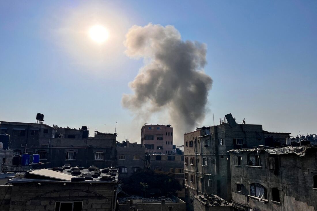 Fumaça sobe após bombardeio israelense em Beit Lahia, no norte da Faixa de Gaza