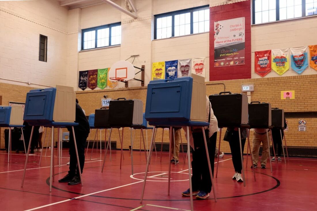 Pessoas votam em uma seção eleitoral na Escola Primária Charles A. Lindbergh em Dearborn, Michigan