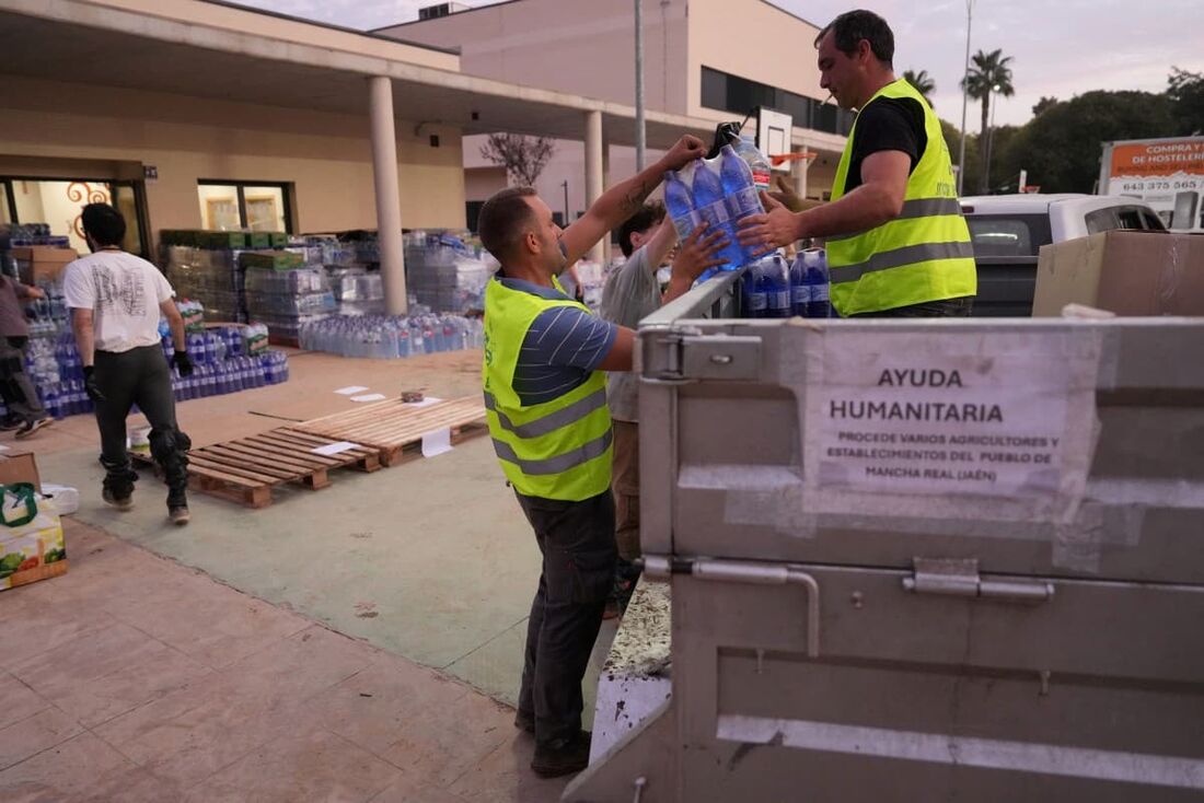 Voluntários distribuem água em um centro da Cruz Vermelha Espanhola em Aldaia, a oeste de Valência.