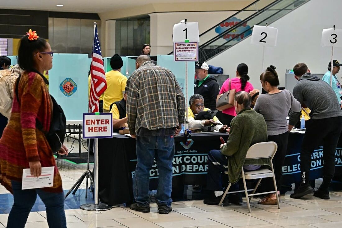 Pessoas fazem check-in para votar em uma seção eleitoral no Meadows Mall em Las Vegas, Nevada