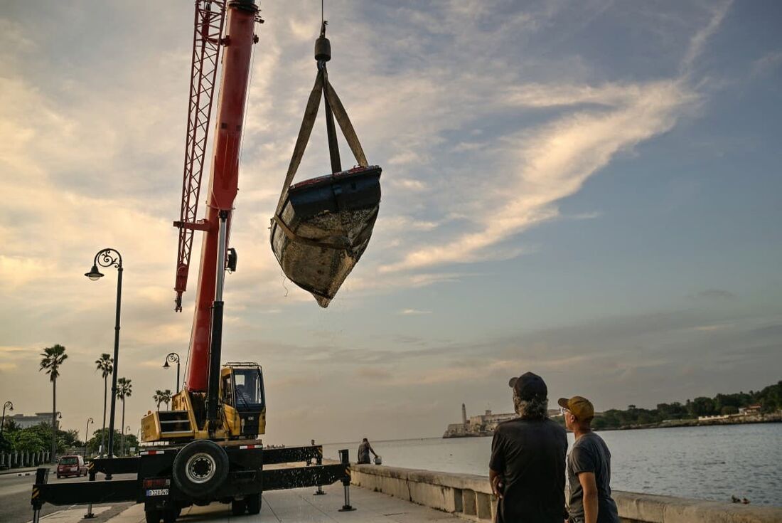 Pescadores retiram seus barcos da água antes da chegada da tempestade tropical Rafael em Havana em 5 de novembro de 2024. 