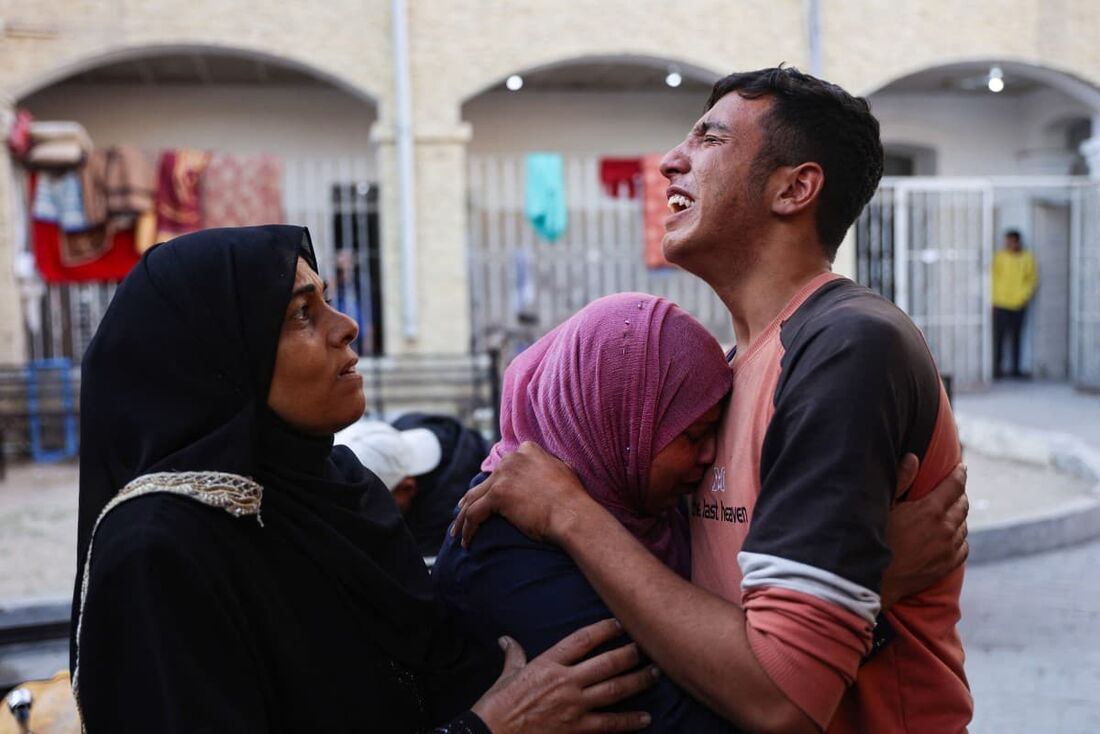 Parentes lamentam a morte de Atef Al-Atout, um homem palestino que, segundo sua família, foi morto a tiros enquanto fugia de Beit Lahia, no norte da Faixa de Gaza