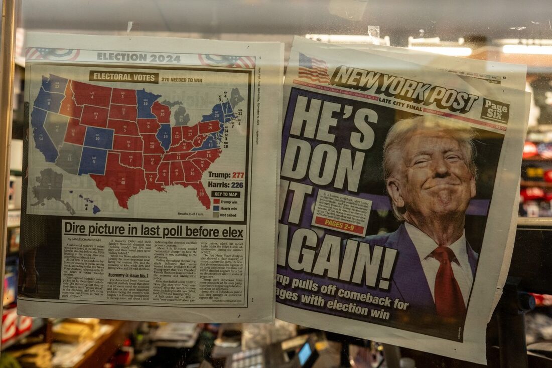 O New York Post é exibido na vitrine de uma banca de jornal dentro da Trump Tower na cidade de Nova York