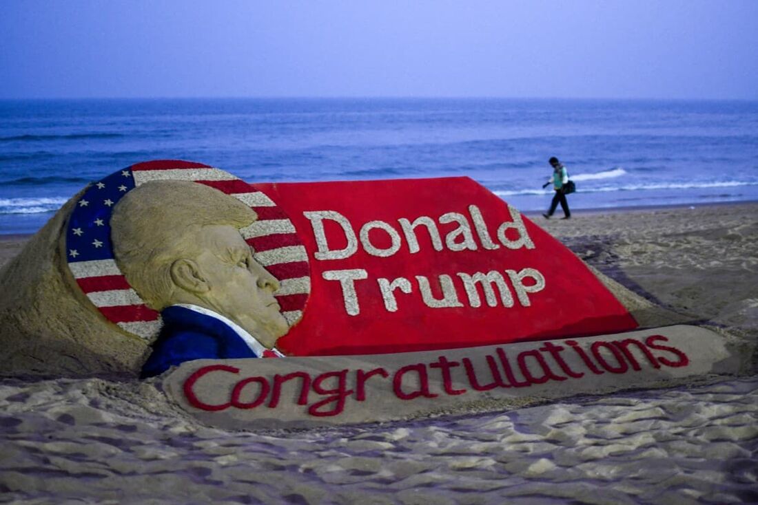 Uma escultura feita pelo artista indiano em areia Sudarsan Pattnaik retratando o ex-presidente dos EUA e candidato presidencial republicano Donald Trump após sua vitória 