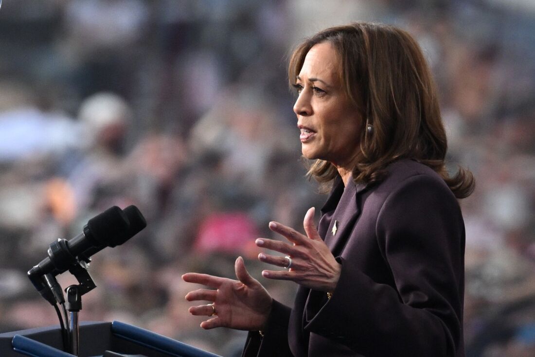  Kamala Harris, discursando a seus apoiadores