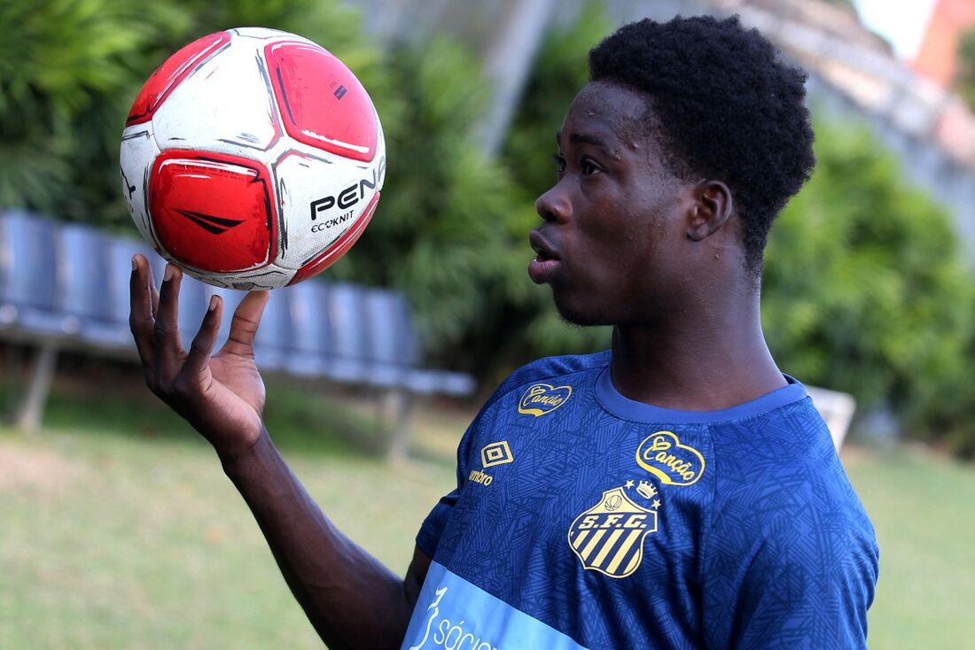 Defensor da Costa do Marfim em treinamento no CT Rei Pelé, do Santos