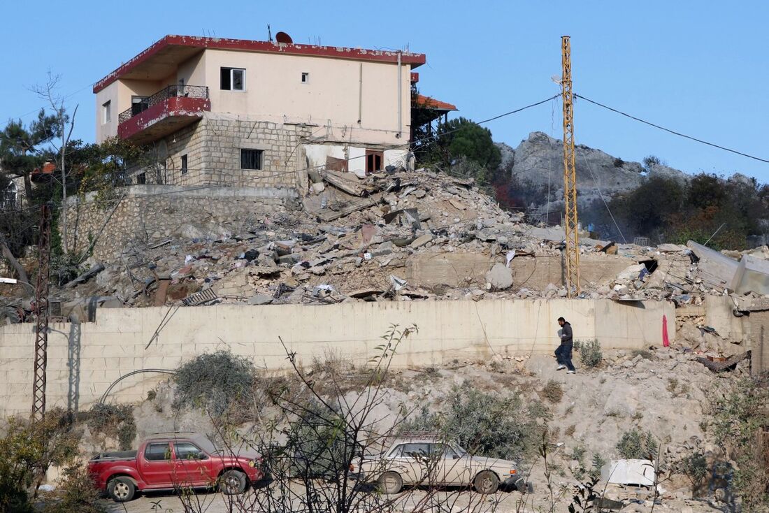 Campo destruído pelo bombardeio israelense, em Majdal Balhîss, Líbano