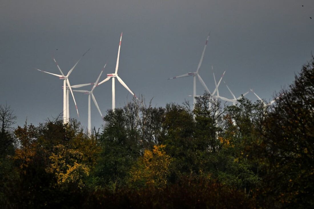 Turbinas eólicas perto da usina de energia movida a linhito operada pela gigante energética alemã RWE em Neurath, oeste da Alemanha