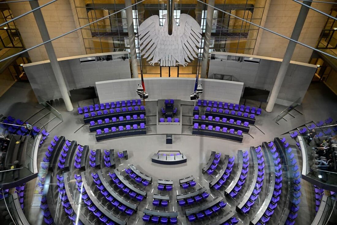 O salão plenário do Bundestag alemão (câmara baixa do parlamento) em Berlim