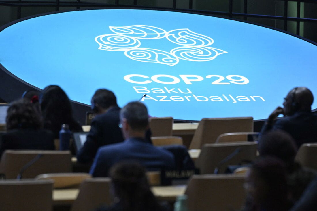 Participantes ouvem discursos durante a Conferência das Nações Unidas sobre Mudanças Climáticas (COP29) 