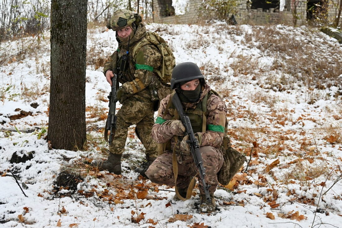 Novos recrutas da 57ª Brigada Motorizada aprimoram suas habilidades táticas em um campo de treinamento em um local não revelado na região de Kharkiv