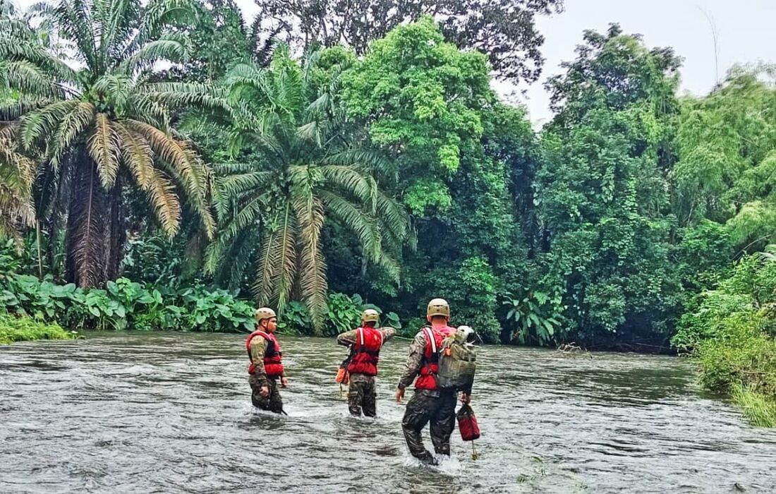 Equipes de resgate procurando por uma menina desaparecida devido à inundação do Rio Soy na província de Chiriqui, localizada a cerca de 442 km a oeste da Cidade do Panamá