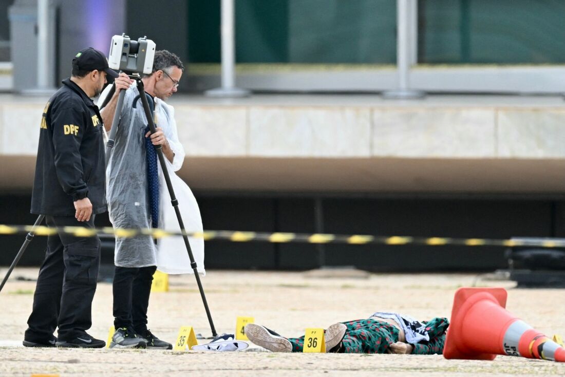 O corpo do autor do ataque a bombas na Praça dos Três Poderes, em Brasília